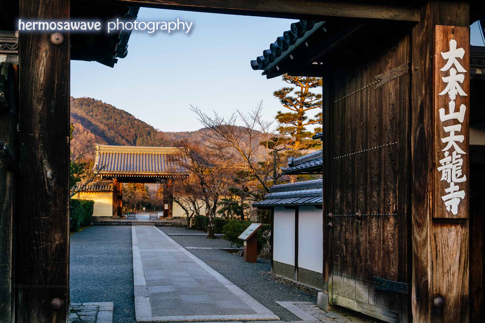 Gate to Tenryu-ji