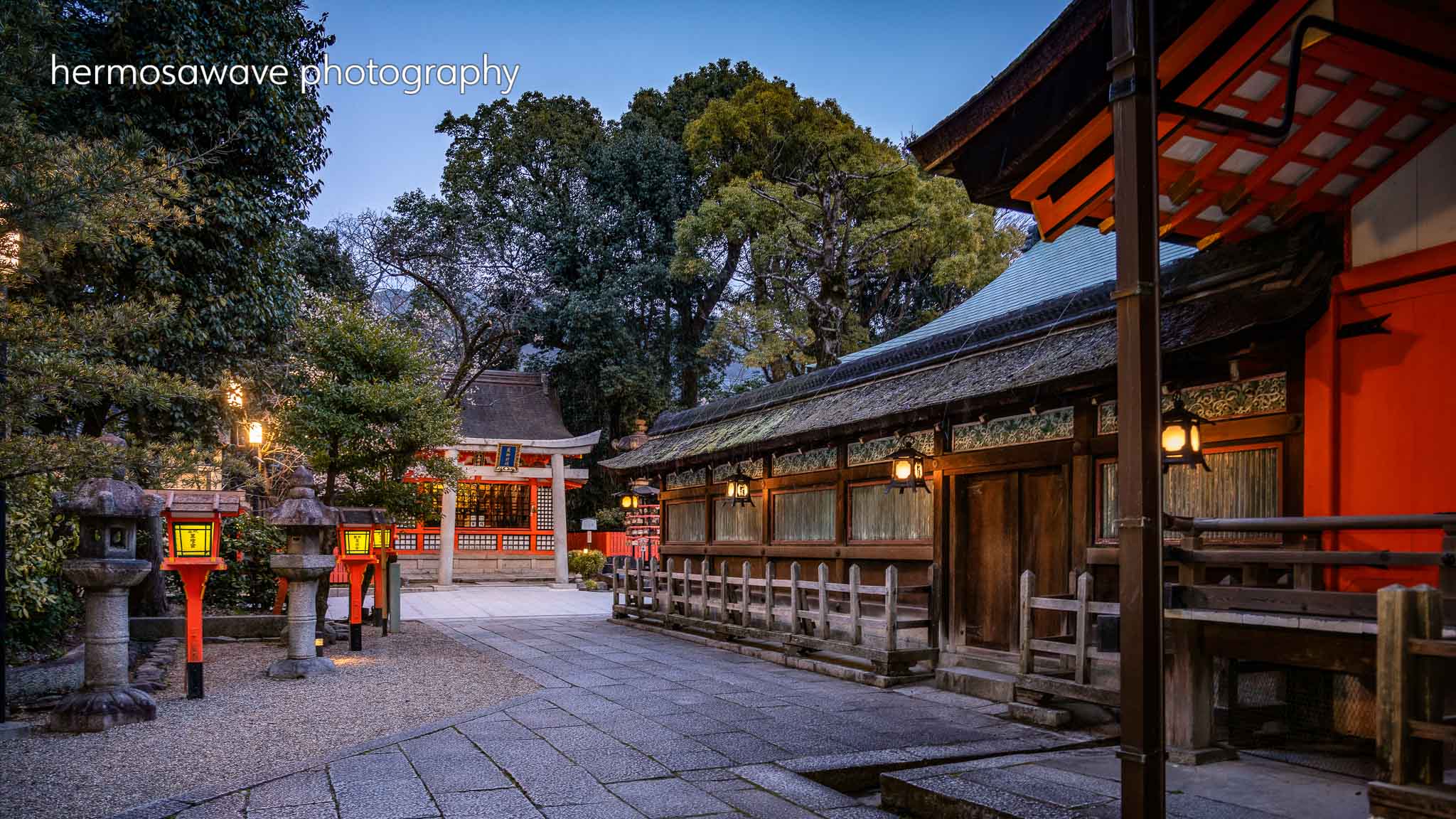 Dusk at Yasaka Jinja・八坂神社の夕暮