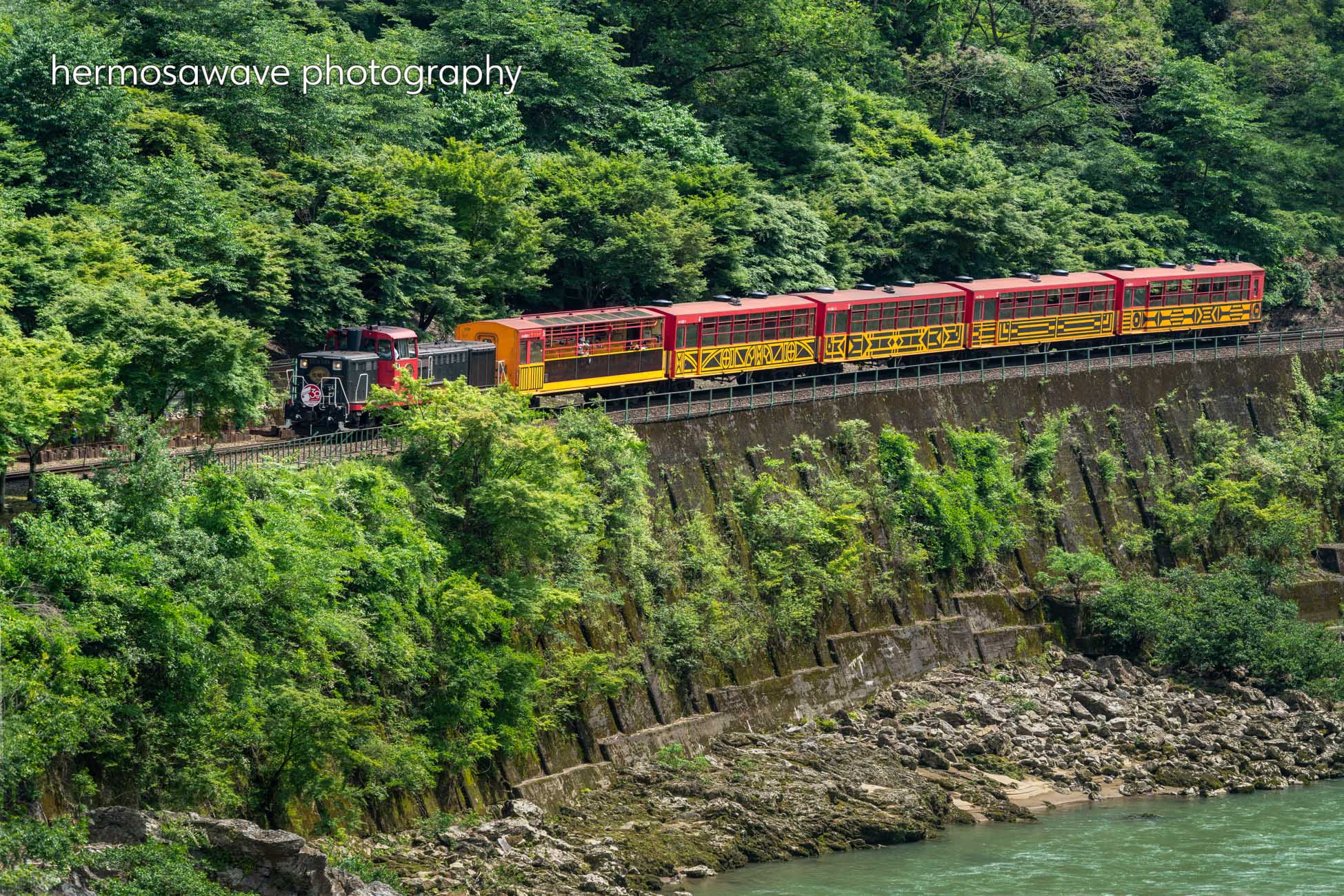 Train Along the River・川沿いのトロッコ