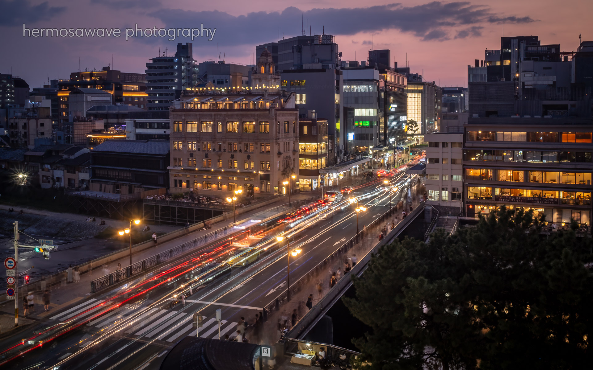 Above the Kamogawa・鴨川の上