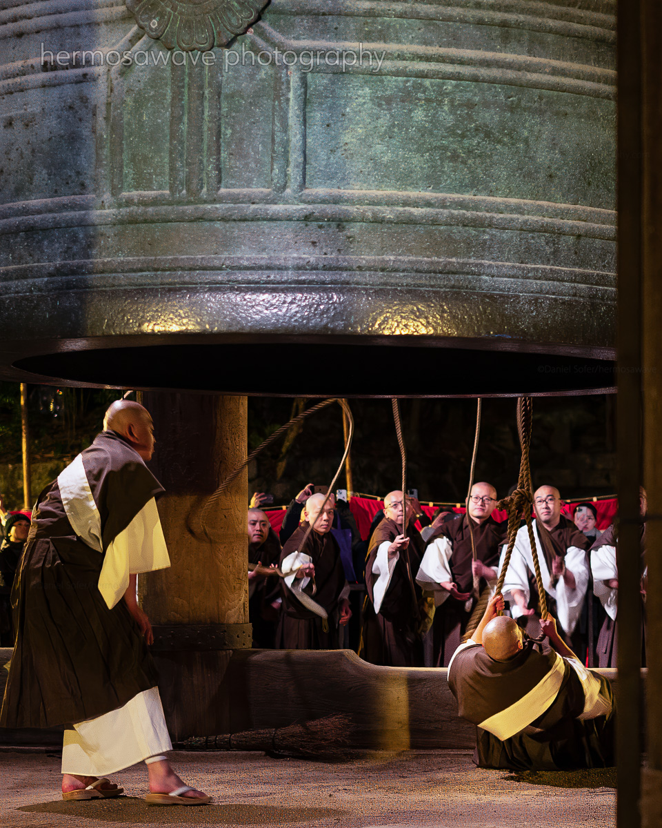 Ringing in the New Year・新年を迎える