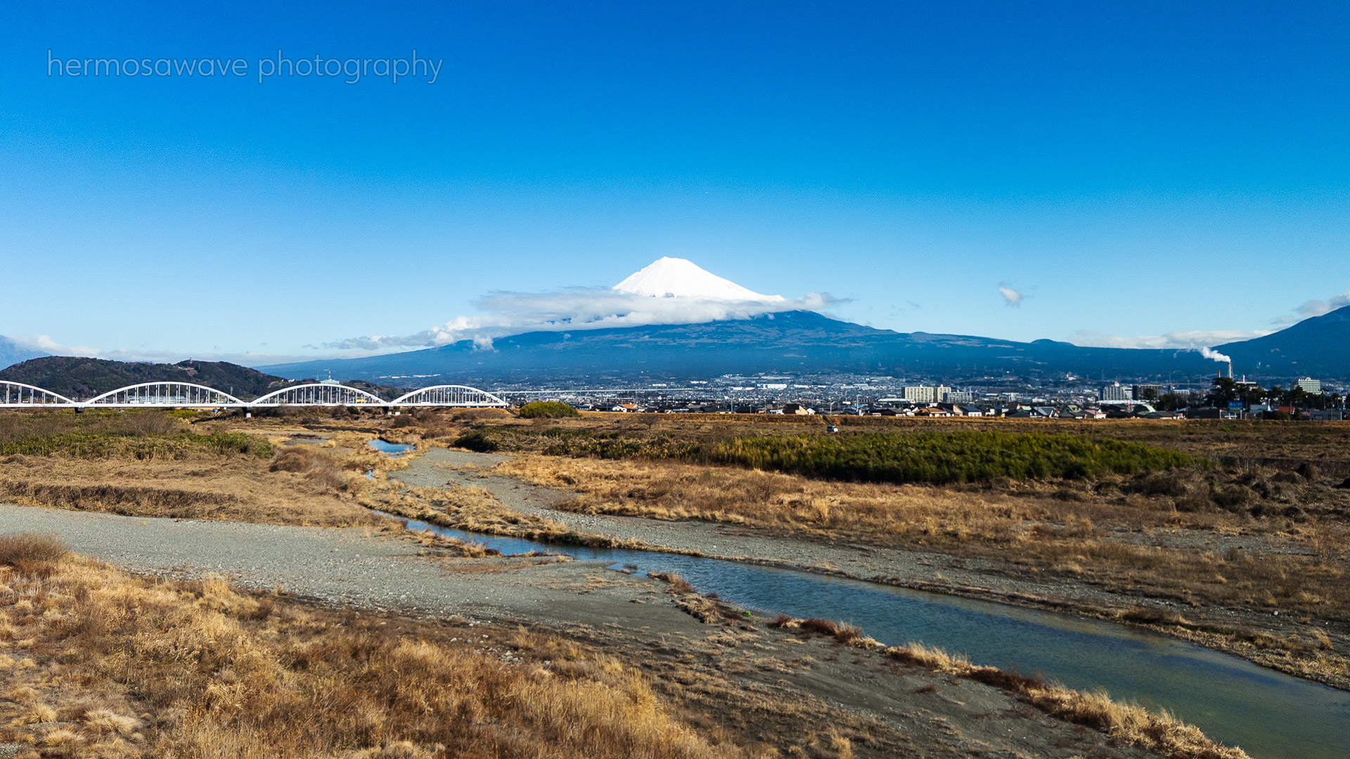 Passing Mt. Fuji・富士山のそばを通る